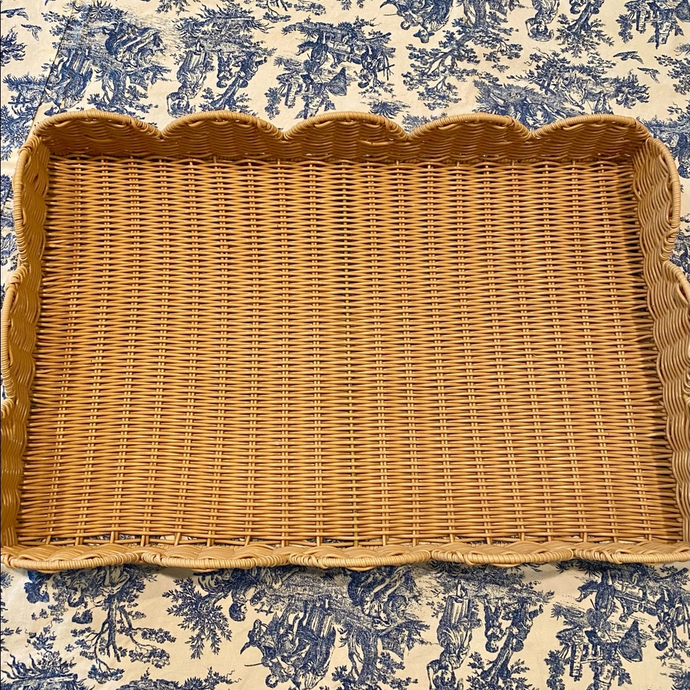 Scalloped tray